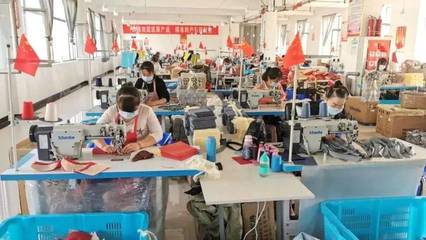 【走向我們的小康生活】“包”您幸福~巾幗扶貧車間里的開心事